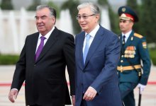 Эмомали Рахмон поблагодарил Токаева за гумпомощь