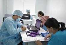 Астанчане выстраиваются в очереди, чтобы привиться от коронавируса