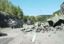 Скала обрушилась на трассу в ВКО