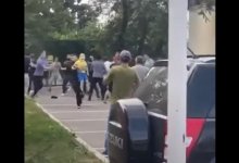Досталось даже ребенку: дикая драка футбольных болельщиков в Алматы попала на видео