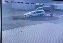 В Атырау отец с сыном остановили дерзкого грабителя. Инцидент попал на видео