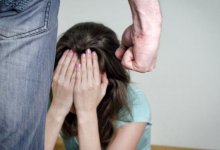 Мать троих детей из Алматы заявила, что бывший муж избил ее во дворе собственного дома