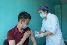 Выездные бригады в Нур-Султане вакцинируют до 100 человек в день