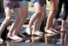 Врач рассказал, где можно и нельзя ходить босиком