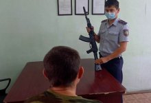 Ради фотографии бывший ученик школы украл автомат в Костанайской области