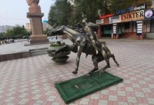 Пьяный наездник сломал памятник в Атырау (видео)