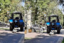 В Алматы тракторист снес скульптуру Виктора Цоя