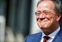 Преемника Меркель раскритиковали за смех на пресс-конференции по наводнению