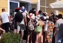 "Красная зона - не помеха": Жители Актау едва не устроили давку, желая попасть на базу отдыха