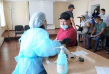 Сотрудники двух организаций в Нур-Султане массово привились от коронавируса
