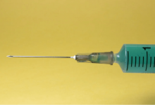 Установлена связь между вакциной от коронавируса и параличом