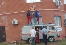 В Уральске мужчина застрял между стеной многоэтажки и газовой трубой в одних трусах