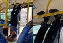 Бэтмен Ата: водитель троллейбуса в Алматы показал, как занимается спортом прямо на рабочем месте