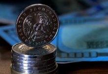 Тенге укрепился после утренних торгов на KASE