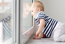 В Казахстане родителей могут посадить в тюрьму за выпадение детей из окон