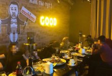 Чтобы избежать наказания, охранник караоке-бара в Атырау избил члена мониторинговой группы