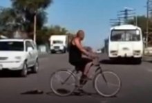 Шокирующее видео: велосипедист привязал кошку и волок ее за собой по Жезказгану