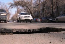 В Алматы назвали виноватых в плохом состоянии дорог