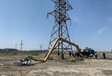 Трагедия в Атырау: стрела с электромонтерами упала с высоты, один человек погиб