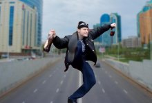 Пьяные танцы устроил мужчина на оживленном перекрестке в Нур-Султане