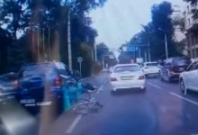 В Алматы автомобиль на полном ходу сбил курьера