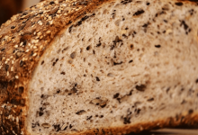 Таракана обнаружил в булке хлеба житель Петропавловска