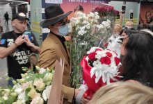 Сочинские поклонники душевно встретили Димаша Кудайбергена в аэропорту