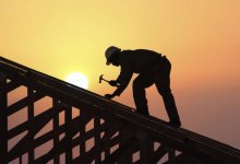 Рабочий в Уральске сорвался с крыши жилого дома и разбился насмерть