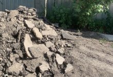 В Алматы водитель грузовика высыпал мусор посреди улицы