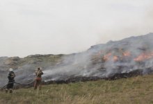 80 гектаров сухой травы горит в ВКО