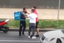 Алматинцы избили доставщика еды прямо посреди дороги. Инцидент попал на видео