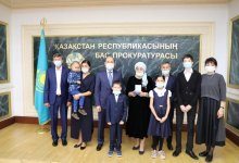 Взрывы в Жамбылской области: семье погибшего военного прокурора вручили госнаграду