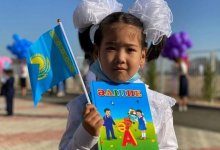 Ходить на уроки и общаться с друзьями: первоклассница из Шымкента обратилась к главе МОН