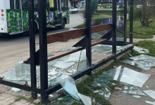 18-летняя девушка вдребезги разгромила стеклянную остановку в Петропавловске