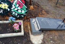 Жители Алматы показали грязное и разбитое городское кладбище