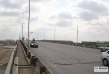 В Атырау строители ремонтируют мост, заливая трещины из чайника