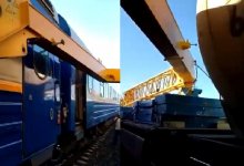 Грузовой кран повредил 13 вагонов пассажирского поезда в Актюбинской области