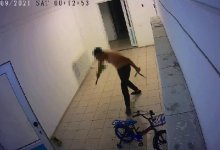 Пьяный мужчина разнес подъезд и разбил автомобили в Нур-Султане