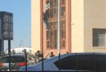 Неизвестный пытался выпрыгнуть из здания полиции в Нур-Султане