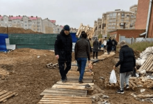 В Актобе родители устали ждать нормальной дороги к школе и сделали ее сами