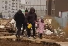 Актюбинские дети утопают в грязи по дороге в школу, которую с шиком презентовали министру образования