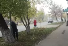 В Семее учителей сняли с уроков и заставили подметать улицы