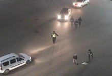 В Нур-Султане девушка кирпичом разбила остановку и рядом стоящие машины