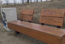 Мыть скамейки на площади заставили школьниц и их родителей в Уральске