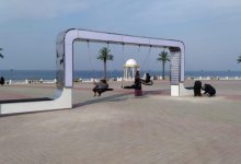 От создателей пластиковых цветов: качели за 4,5 миллиона тенге установили на набережной Актау