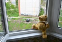 В Атырау ребенок скончался после падения с шестого этажа