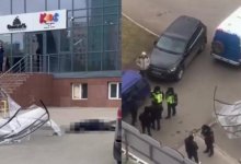 В центре Нур-Султана на женщину упала металлическая конструкция (видео)