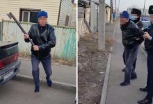 В Нур-Султане должник набросился на судоисполнителя с топором (видео)