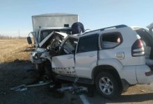В Актюбинской области водитель Prado врезалась в грузовик на встречной полосе