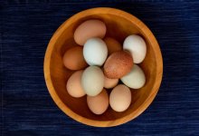 Яйца какого цвета не стоит покупать, рассказала диетолог